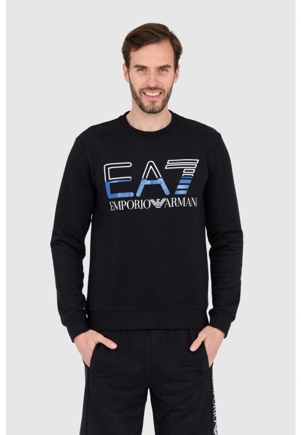 EA7 Emporio Armani - EA7 Czarna bluza męska z niebieskim logo. Kolor: czarny