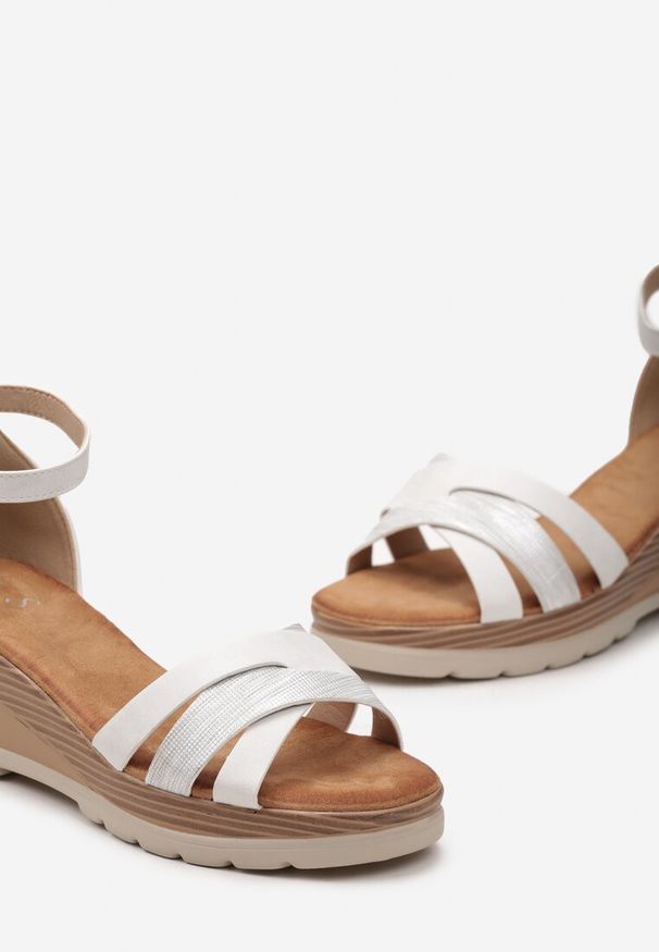Renee - Białe Błyszczące Sandały na Koturnie Stylizowanym na Drewniany Steccaria. Okazja: na co dzień. Kolor: biały. Materiał: satyna. Obcas: na koturnie. Styl: elegancki, casual