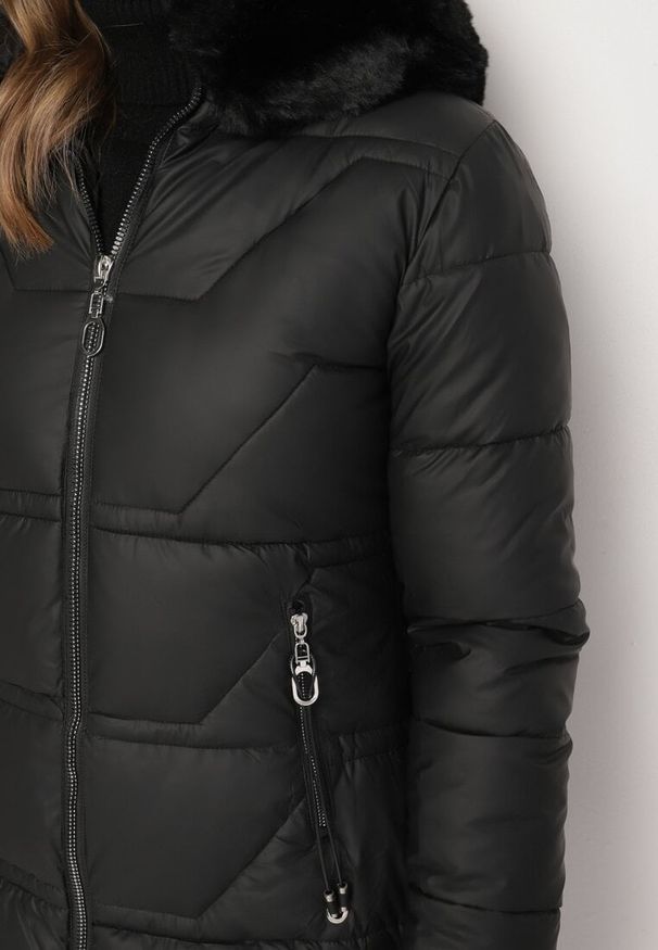Born2be - Czarna Pikowana Kurtka Zimowa z Szerokim Futrzanym Kołnierzem Elloriel. Okazja: na co dzień. Kolor: czarny. Materiał: futro. Sezon: zima. Styl: casual, elegancki