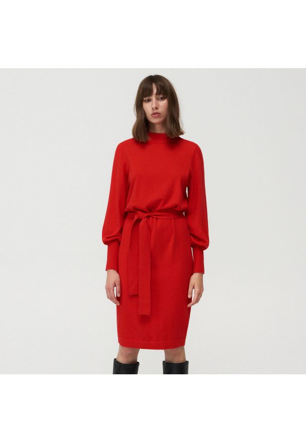 Mohito - Dzianinowa sukienka z wiązaniem w talii - Czerwony. Kolor: czerwony. Materiał: dzianina