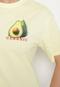 Born2be - Żółty T-shirt z Bawełną i Motywem Awokado Addixa. Okazja: na co dzień. Kolor: żółty. Materiał: bawełna. Styl: klasyczny, casual #5