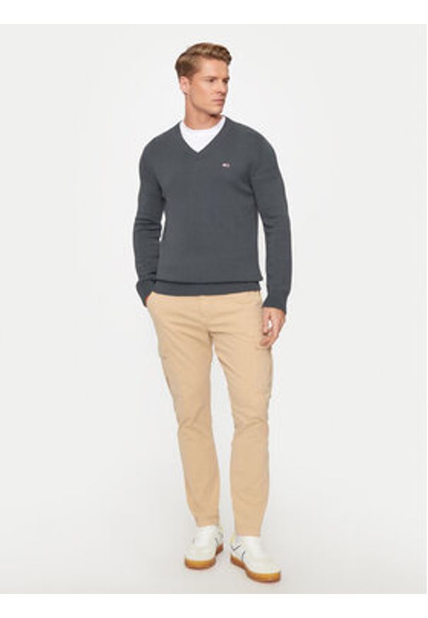 Tommy Jeans Sweter Essential DM0DM19429 Szary Slim Fit. Kolor: szary. Materiał: bawełna