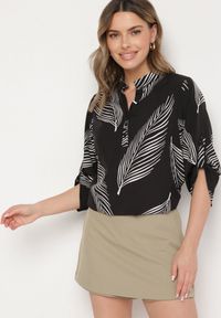 Born2be - Czarna Koszula z Bawełną we Wzór Liści Lumavaie. Okazja: na co dzień. Kolor: czarny. Materiał: bawełna. Styl: elegancki, casual