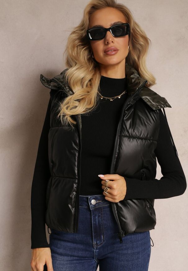 Renee - Czarna Pikowana Kamizelka z Szerokim Kapturem Wivelle. Typ kołnierza: golf. Kolor: czarny. Materiał: wełna, jeans. Długość rękawa: bez rękawów. Wzór: aplikacja. Styl: sportowy