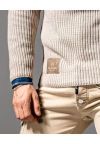 GUNS & TUXEDOS - Beżowy sweter z kapturem Cold Sunrise. Okazja: na co dzień. Typ kołnierza: kaptur. Kolor: beżowy. Materiał: wełna, jeans, materiał. Wzór: aplikacja. Styl: casual, elegancki #3