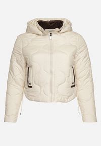 Born2be - Jasnobeżowa Kurtka Krótka z Pikowaniem i Odpinanym Kapturem Taraes. Okazja: na co dzień. Kolekcja: plus size. Kolor: beżowy. Materiał: jeans. Długość: krótkie. Styl: casual, elegancki #2