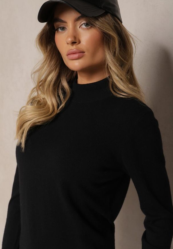 Renee - Czarny Półgolf o Klasycznym Fasonie z Kaszmirem i Wiskozą Zailana. Okazja: do pracy, na spotkanie biznesowe, na randkę. Kolor: czarny. Materiał: wiskoza, kaszmir. Długość rękawa: długi rękaw. Długość: długie. Wzór: aplikacja. Styl: klasyczny