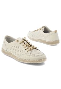 Półbuty damskie Vinceza, cholewka ze skóry naturalnej na płaskiej podeszwie z klasycznym sznurowaniem, beżowe, 79598. Okazja: na co dzień. Zapięcie: sznurówki. Kolor: beżowy. Materiał: skóra. Szerokość cholewki: normalna. Obcas: na płaskiej podeszwie. Styl: klasyczny #4