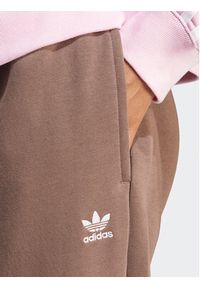 Adidas - adidas Spodnie dresowe adicolor Essentials IR5974 Brązowy Regular Fit. Kolor: brązowy. Materiał: bawełna #2