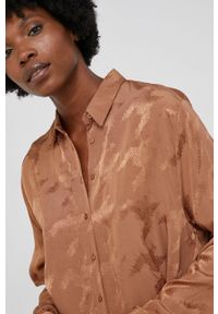 Answear Lab Koszula damska kolor brązowy relaxed z kołnierzykiem klasycznym. Typ kołnierza: kołnierzyk klasyczny. Kolor: brązowy. Materiał: tkanina. Styl: wakacyjny, klasyczny