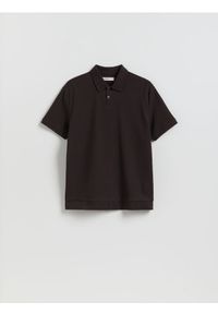 Reserved - Strukturalna koszulka polo comfort fit - ciemnobrązowy. Typ kołnierza: polo. Kolor: brązowy. Materiał: dzianina, bawełna #1