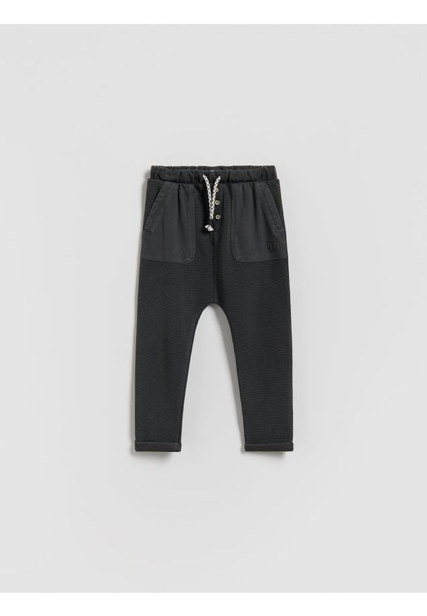 Reserved - Spodnie regular fit - ciemnoszary. Kolor: szary. Materiał: bawełna, dzianina