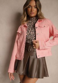 Renee - Różowa Jeansowa Kurtka z Bawełny z Guzikami i Kieszeniami Ainztia. Okazja: na co dzień. Kolor: różowy. Materiał: jeans, bawełna. Długość rękawa: długi rękaw. Długość: długie. Wzór: kwiaty. Styl: klasyczny, casual