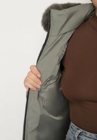 Born2be - Zielona Klasyczna Kurtka z Pikowanymi Przeszyciami i Kapturem z Futerkiem Raffisa. Okazja: na co dzień. Kolekcja: plus size. Kolor: zielony. Materiał: futro. Styl: klasyczny #3