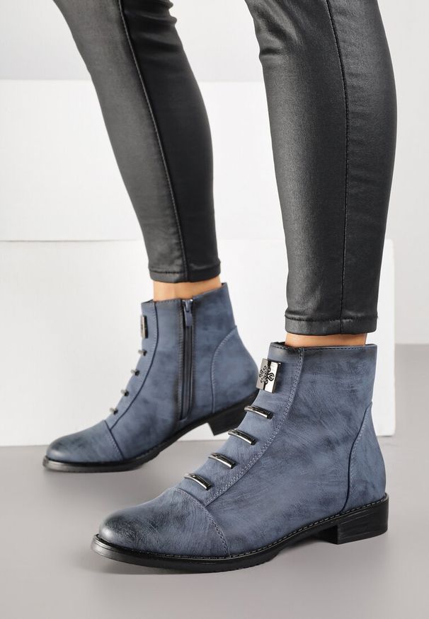 Born2be - Niebieskie Botki Trzewiki z Metalicznymi Klamrami Asanella. Okazja: na co dzień. Zapięcie: klamry. Kolor: niebieski. Materiał: jeans. Styl: casual