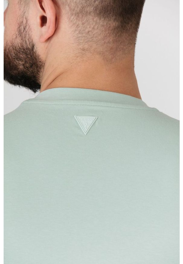 Guess - GUESS Pistacjowy t-shirt męski z wytłaczanym logo, Rozmiar M. Kolor: zielony. Wzór: aplikacja