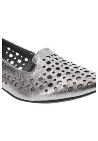 Srebrne Baleriny Exquisite Damskie Stylowe Obuwie. Okazja: na spacer. Zapięcie: bez zapięcia. Kolor: srebrny. Materiał: skóra. Szerokość cholewki: normalna. Obcas: na obcasie. Styl: elegancki. Wysokość obcasa: niski #4