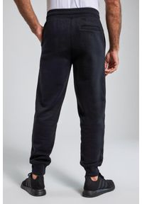 JAY-PI - Męskie Spodnie dresowe ściągane sznurkiem nowoczesny krój do roz. 8XL. Kolekcja: plus size. Kolor: czarny. Materiał: materiał, poliester, bawełna. Długość: długie