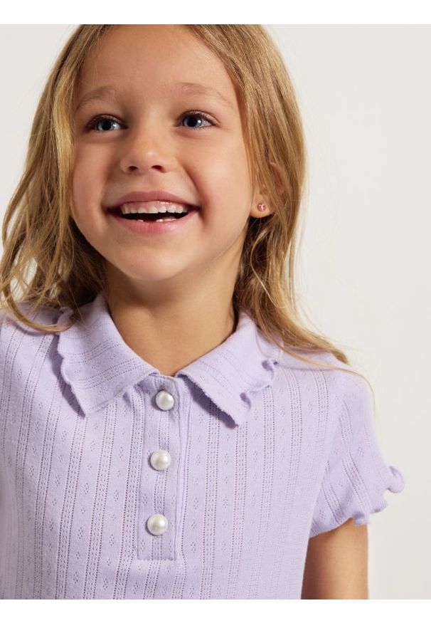 Reserved - Bluzka z ozdobnymi guzikami - jasnoniebieski. Kolor: niebieski. Materiał: dzianina