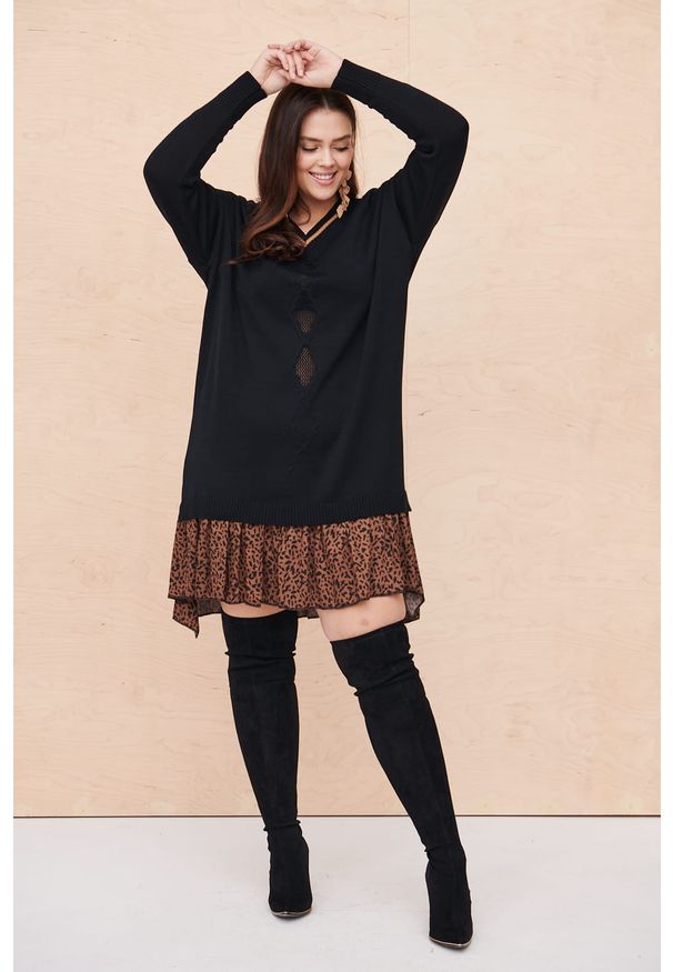 blue shadow - Sukienka Swetrowa Bosh Plus Size Czarny / Dva 62. Typ kołnierza: dekolt w serek. Kolekcja: plus size. Kolor: czarny. Materiał: akryl, wiskoza. Długość rękawa: długi rękaw. Typ sukienki: dla puszystych