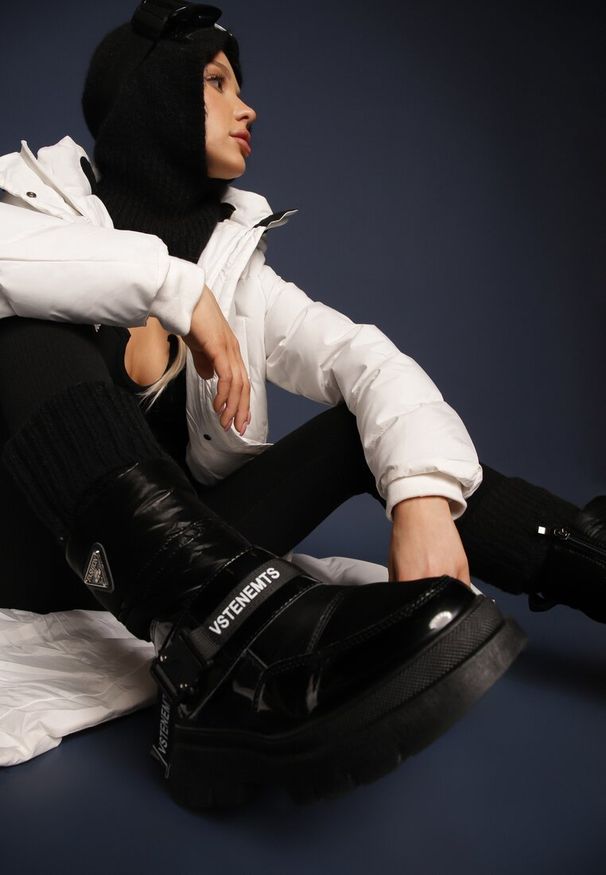 Renee - Czarne Śniegowce Lakierowane z Taśmami z Napisami Ermanno. Okazja: na co dzień. Kolor: czarny. Materiał: lakier. Wzór: napisy. Styl: wizytowy, casual, sportowy