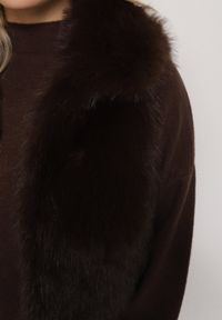 Born2be - Brązowa Kamizelka Futerko z Szerokim Kołnierzem i Kieszeniami Nettisa. Okazja: do pracy, na co dzień, na spotkanie biznesowe. Typ kołnierza: golf. Kolor: brązowy. Materiał: futro. Styl: klasyczny, casual, elegancki, biznesowy #5