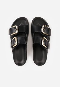 Born2be - Czarne Klapki Ozdobione Dwoma Paskami i Klamrami Jilryna. Okazja: na spacer, na co dzień. Kolor: czarny. Materiał: jeans. Wzór: aplikacja. Sezon: lato. Styl: casual, klasyczny #6