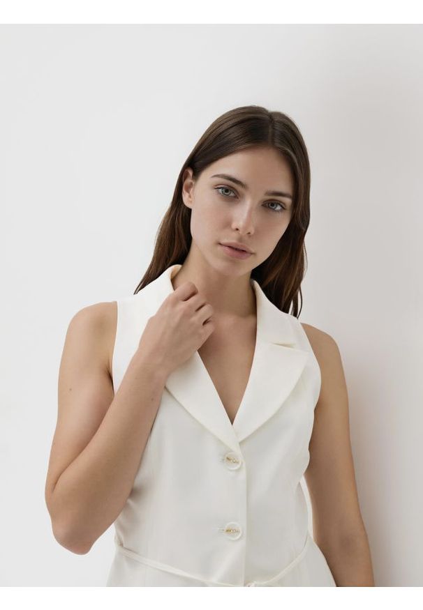 Reserved - Kamizelka z wiązaniem w talii - biały. Kolor: biały. Materiał: wiskoza, tkanina