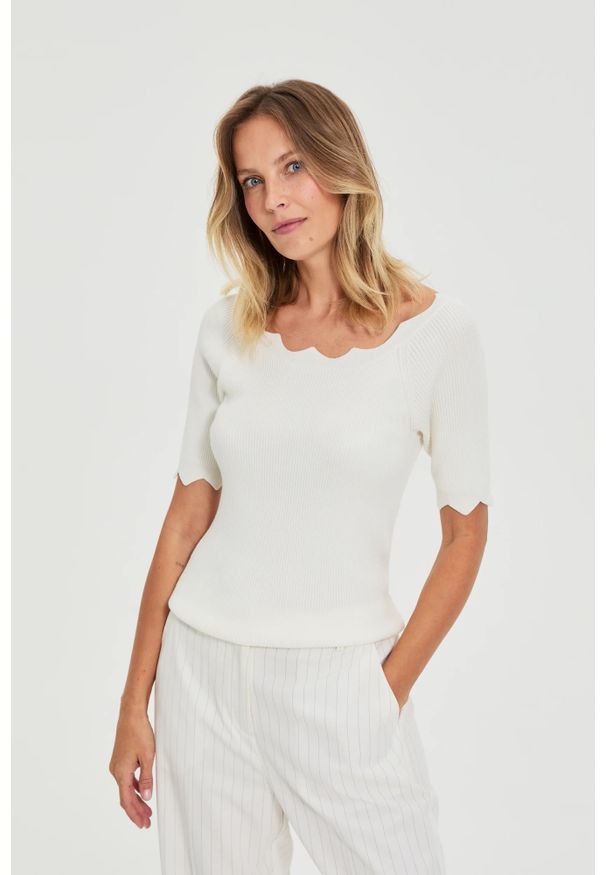 MOODO - Dopasowany sweter biały. Kolor: biały. Materiał: wiskoza, poliamid