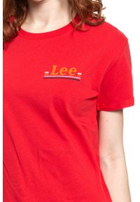 Lee - LEE T SHIRT DAMSKI CHEST LOGO TEE WARP RED L43ZFEKG. Wzór: nadruk #6