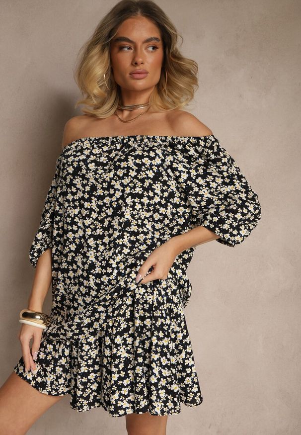 Renee - Czarna Bluzka Hiszpanka w Kwiatowy Wzór Julivian. Okazja: na co dzień. Typ kołnierza: dekolt hiszpanka. Kolor: czarny. Materiał: jeans. Wzór: kwiaty. Sezon: lato. Styl: elegancki, casual