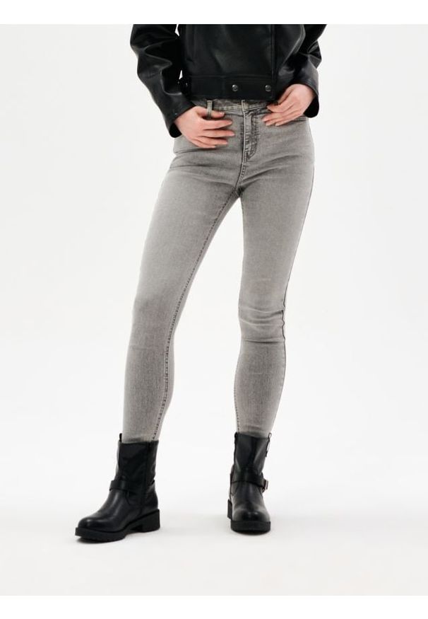 Sinsay - Jeansy skinny z efektem sprania - szary. Kolor: szary