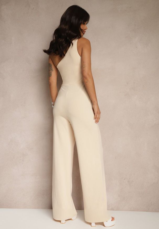 Renee - Jasnobeżowy Kombinezon Asymetryczny na Jedno Ramię z Długimi Nogawkami i Kieszeniami Efridelle. Okazja: na co dzień. Kolor: beżowy. Długość: długie. Styl: casual, elegancki