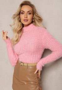 Renee - Jasnoróżowy Golf z Puchatego Materiału z Wełną i Długim Rękawem Geolla. Typ kołnierza: golf. Kolor: różowy. Materiał: materiał, wełna. Długość rękawa: długi rękaw. Długość: długie. Wzór: jednolity. Sezon: zima, jesień