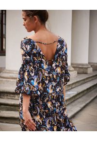 BY CABO - Sukienka Mykonos ze wzorem paisley. Kolor: niebieski. Materiał: wiskoza. Wzór: paisley. Sezon: jesień. Typ sukienki: oversize. Styl: boho #7
