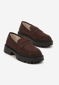 Renee - Brązowe Wsuwane Mokasyny Vices na Platformie Dionela. Okazja: na co dzień. Zapięcie: bez zapięcia. Kolor: brązowy. Materiał: jeans, koronka. Sezon: jesień. Obcas: na platformie. Styl: klasyczny, casual #4