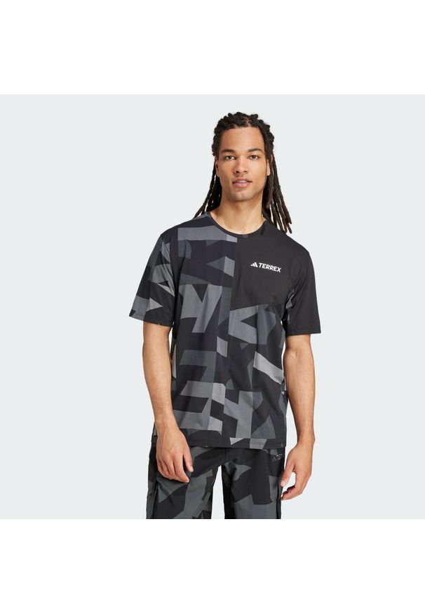 Adidas - Koszulka Terrex Multi Climacool Printed. Kolor: szary, czarny, wielokolorowy. Technologia: ClimaCool (Adidas). Sport: turystyka piesza