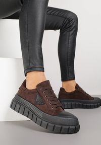Born2be - Brązowe Sneakersy Vices na Grubej Podeszwie z Geometryczną Aplikacją Leanae. Okazja: na co dzień. Kolor: brązowy. Materiał: jeans. Szerokość cholewki: normalna. Wzór: aplikacja, geometria