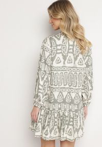 Born2be - Zielona Wiskozowa Sukienka w Etniczny Wzór o Rozkloszowanym Kroju z Wiązaniem Nalpio. Okazja: na co dzień. Typ kołnierza: dekolt w serek. Kolor: zielony. Materiał: wiskoza. Długość rękawa: długi rękaw. Styl: casual, elegancki #5