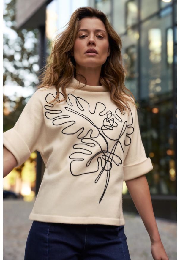 MOODO - Sweter z aplikacją i krótkimi rękawami beżowy. Kolor: beżowy. Materiał: poliamid, poliester, wiskoza. Długość rękawa: krótki rękaw. Długość: krótkie. Wzór: aplikacja