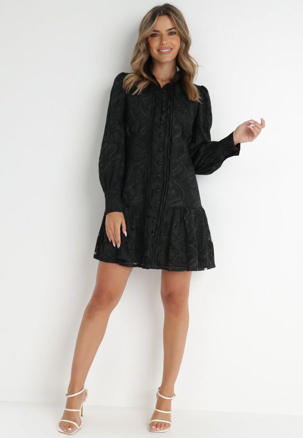 Born2be - Czarna Sukienka Toppey. Typ kołnierza: kołnierzyk stójkowy. Kolor: czarny. Materiał: koronka, tkanina. Wzór: ażurowy. Styl: boho. Długość: mini
