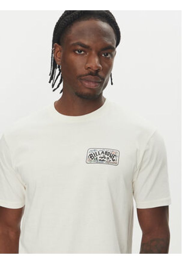 Billabong T-Shirt Scenic Arch Adiv Ss 24A501539 Biały Regular Fit. Kolor: biały. Materiał: bawełna