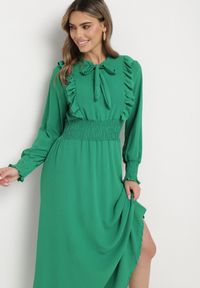 Born2be - Zielona Rozkloszowana Sukienka Maxi Wiązana przy Dekolcie Ozdobiona Falbankami Nuteki. Typ kołnierza: kołnierz z falbankami. Kolor: zielony. Wzór: aplikacja. Styl: elegancki. Długość: maxi #3