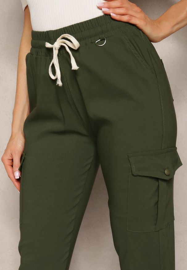 Renee - Ciemnozielone Spodnie High Waist o Fasonie Bojówek Istredda. Stan: podwyższony. Kolor: zielony. Materiał: materiał. Wzór: moro. Styl: militarny
