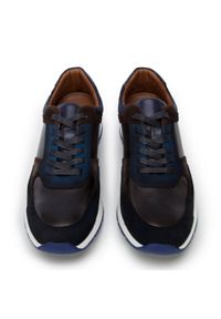 Wittchen - Męskie sneakersy z dwóch rodzajów skór cieniowane granatowo-brązowe. Okazja: na co dzień. Kolor: brązowy, wielokolorowy, niebieski. Materiał: skóra #10