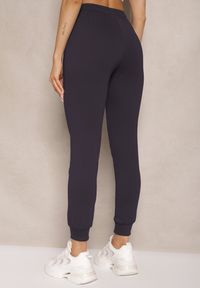Renee - Granatowe Spodnie Dresowe z Bawełny o Kroju Jogger High Waist Cherisa. Okazja: na co dzień. Stan: podwyższony. Kolor: niebieski. Materiał: dresówka, bawełna. Styl: elegancki, casual