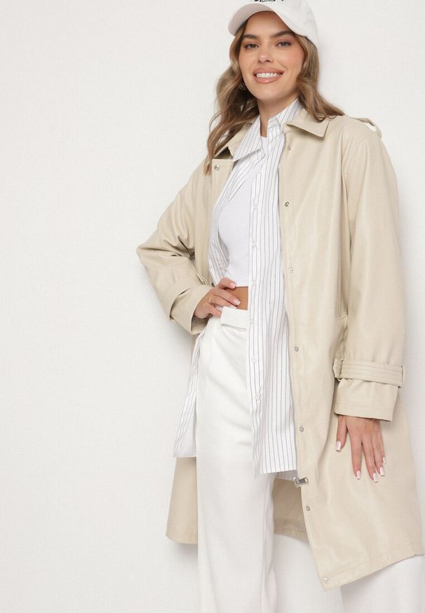 Born2be - Beżowy Płaszcz Typu Trencz z Regulowanym Paskiem i Wsuwanymi Kieszeniami Maivira. Okazja: na co dzień. Kolor: beżowy. Materiał: jeans. Długość rękawa: długi rękaw. Długość: długie. Styl: casual, elegancki, klasyczny