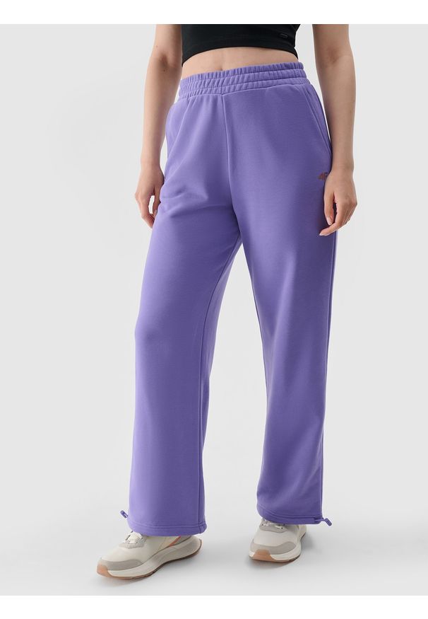 4f - 4F Spodnie dresowe oversize damskie - fioletowe XL. Kolor: fioletowy. Materiał: dresówka. Wzór: gładki, ze splotem