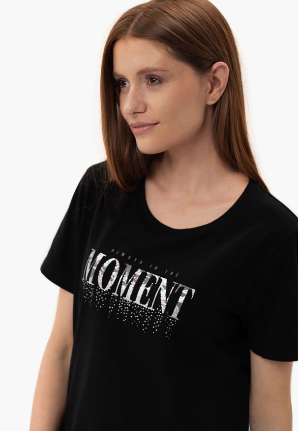 Volcano - Bawełniany t-shirt z printem, Comfort Fit, T-MOMENTS. Okazja: na co dzień. Materiał: bawełna. Długość rękawa: krótki rękaw. Długość: krótkie. Wzór: nadruk. Styl: glamour, casual