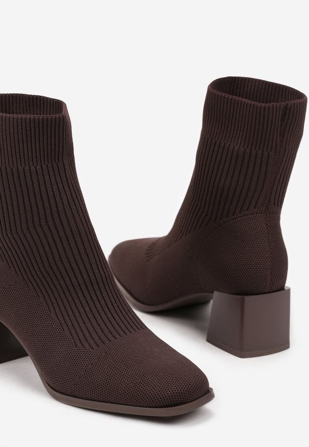 Born2be - Brązowe Botki na Stożkowym Obcasie ze Skarpetową Cholewką Leriseta. Okazja: na co dzień. Kolor: brązowy. Materiał: jeans. Szerokość cholewki: normalna. Obcas: na obcasie. Styl: elegancki, casual. Wysokość obcasa: średni